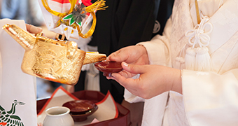固い絆を優しく包み込む光の空間